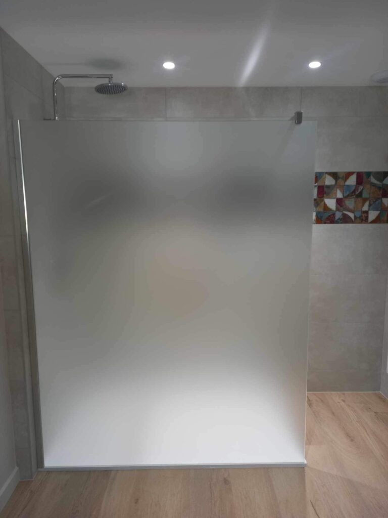 Paroi vitrée installée sur une douche à l'italienne lors d'une rénovation de salle de bain