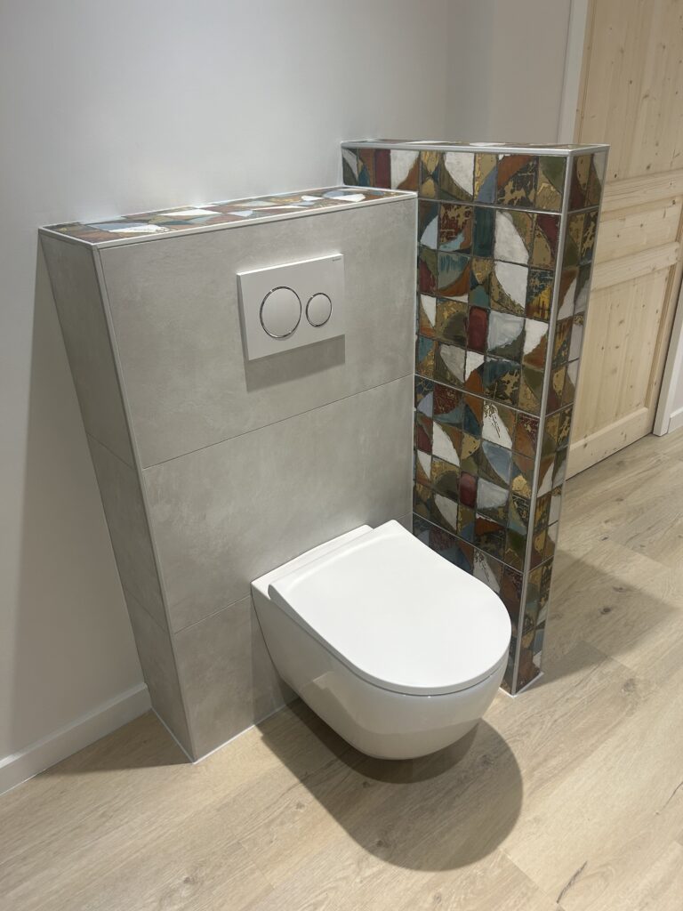 WC suspendu avec bâti-support encastré dans une salle de bain rénovée