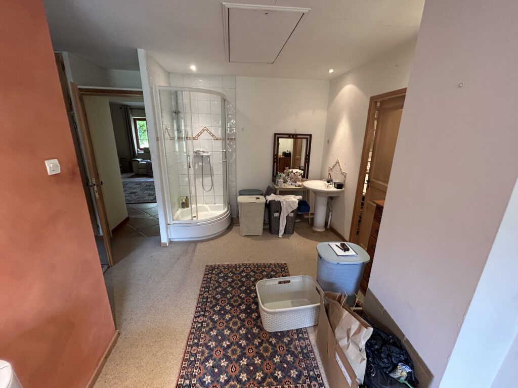 Vue générale d'une salle de bain entièrement rénovée par Drôme Rénovation