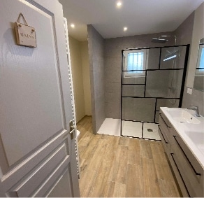 Salle de bain rénovée à Montélimar avec douche à l'italienne et meuble vasque