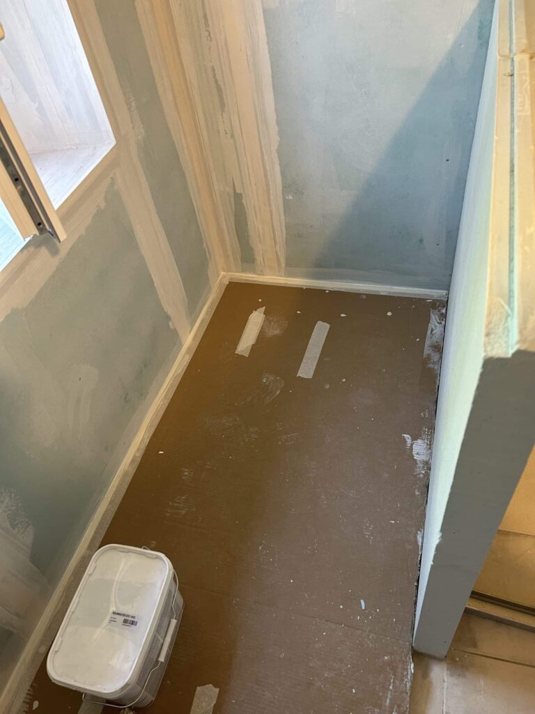 Installation du receveur de douche extra-plat lors de la rénovation d'une salle de bain à Espeluche