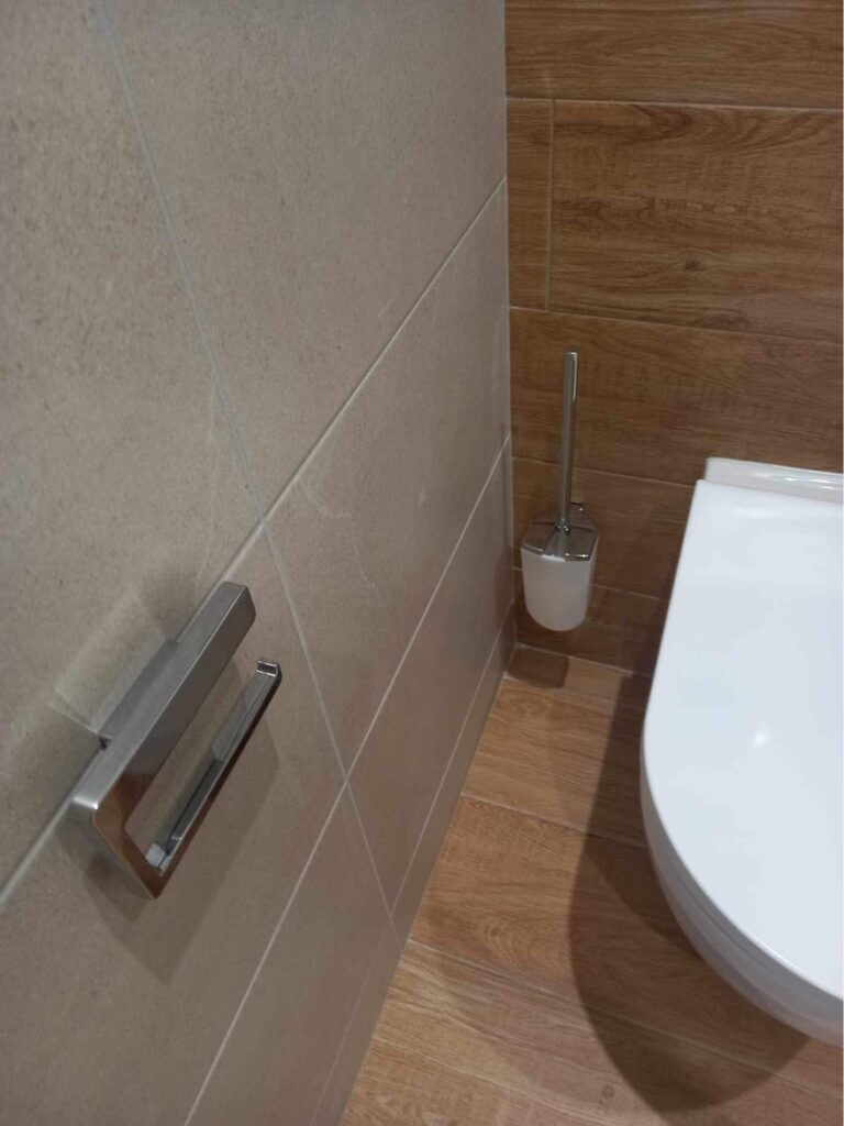 Porte-papier encastré intégré dans le mur lors d'une rénovation de salle de bain réalisée par Drôme Rénovation.