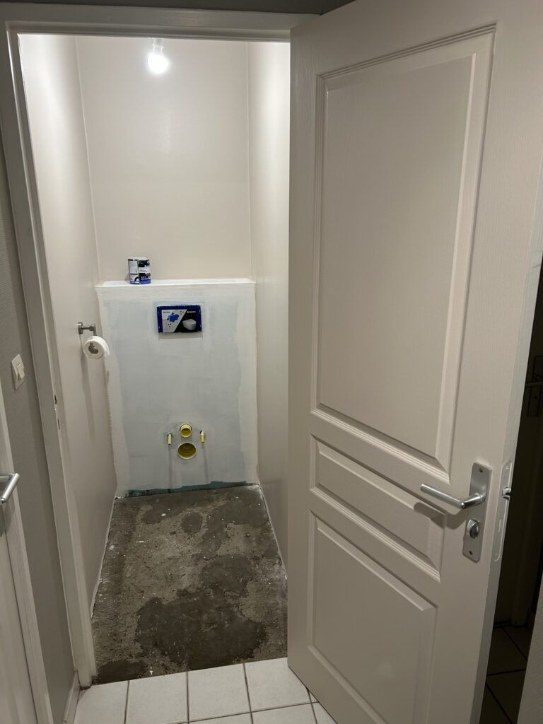 Préparation des toilettes avant pose des nouveaux revêtements