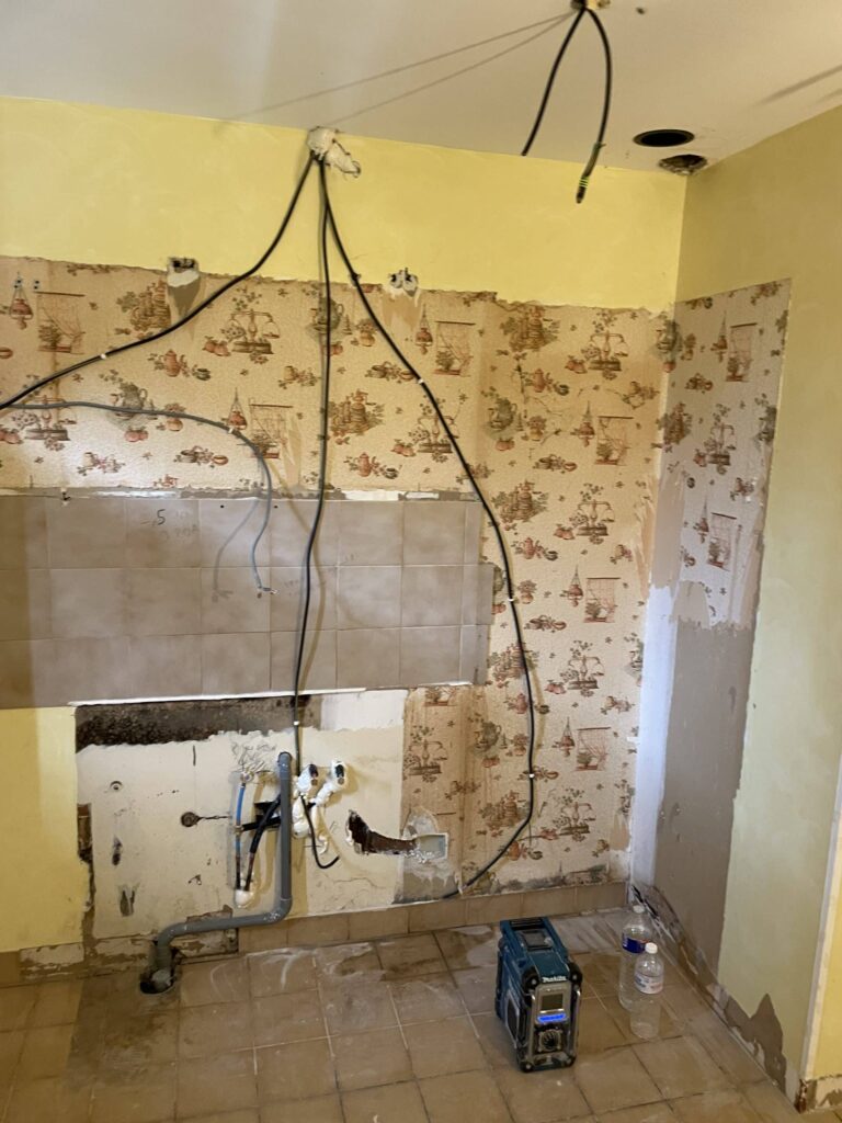 Cuisine démontée avant les travaux de rénovation complète