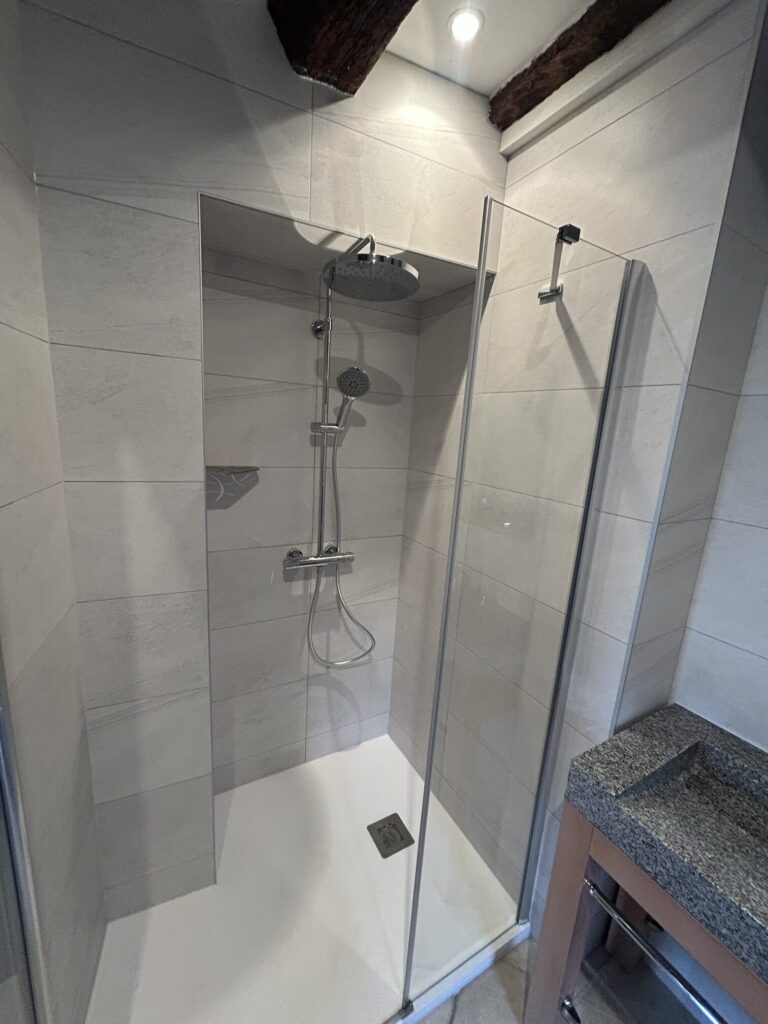 Douche à l'italienne moderne réalisée lors de la rénovation d'une salle de bain d'hôtel à Grignan.