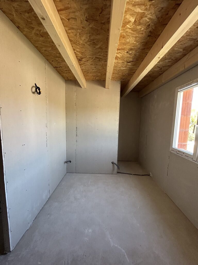 Pièce de maison neuve après isolation intérieure à Souspierre