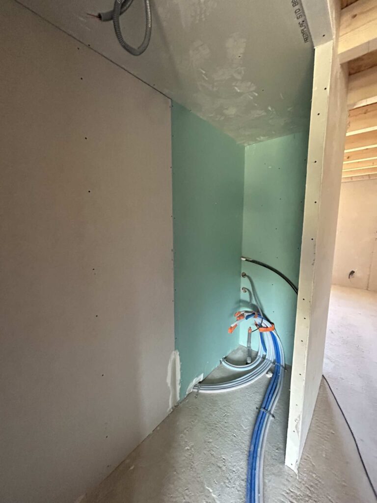 Préparation des réseaux techniques dans une maison neuve