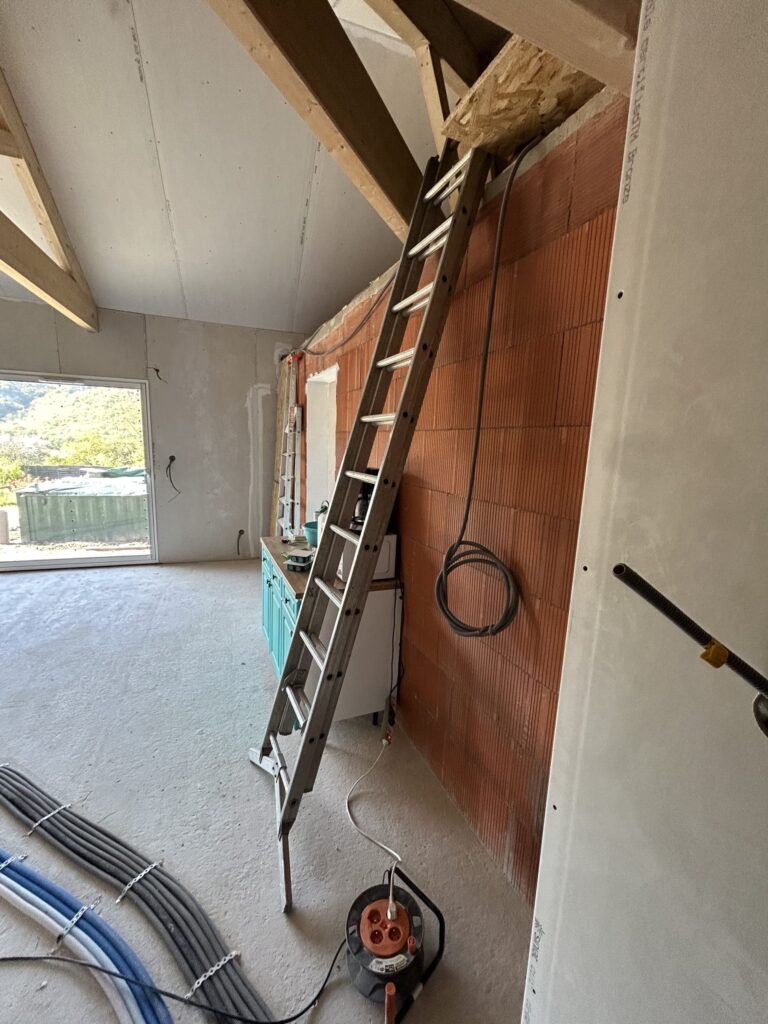 Réseaux techniques dans une maison neuve en cours d'isolation