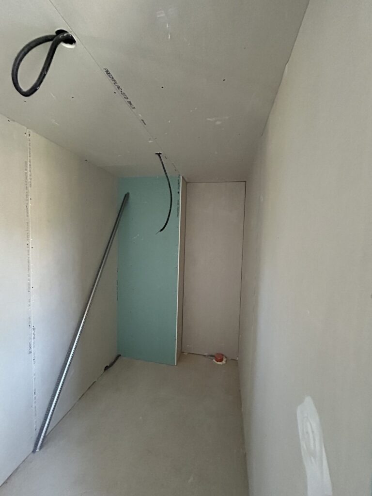 Pièce humide avec plaques de plâtre hydrofuges après isolation