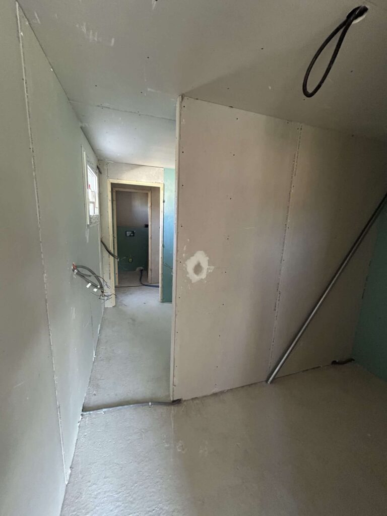 Dégagement de maison neuve après isolation intérieure à Souspierre