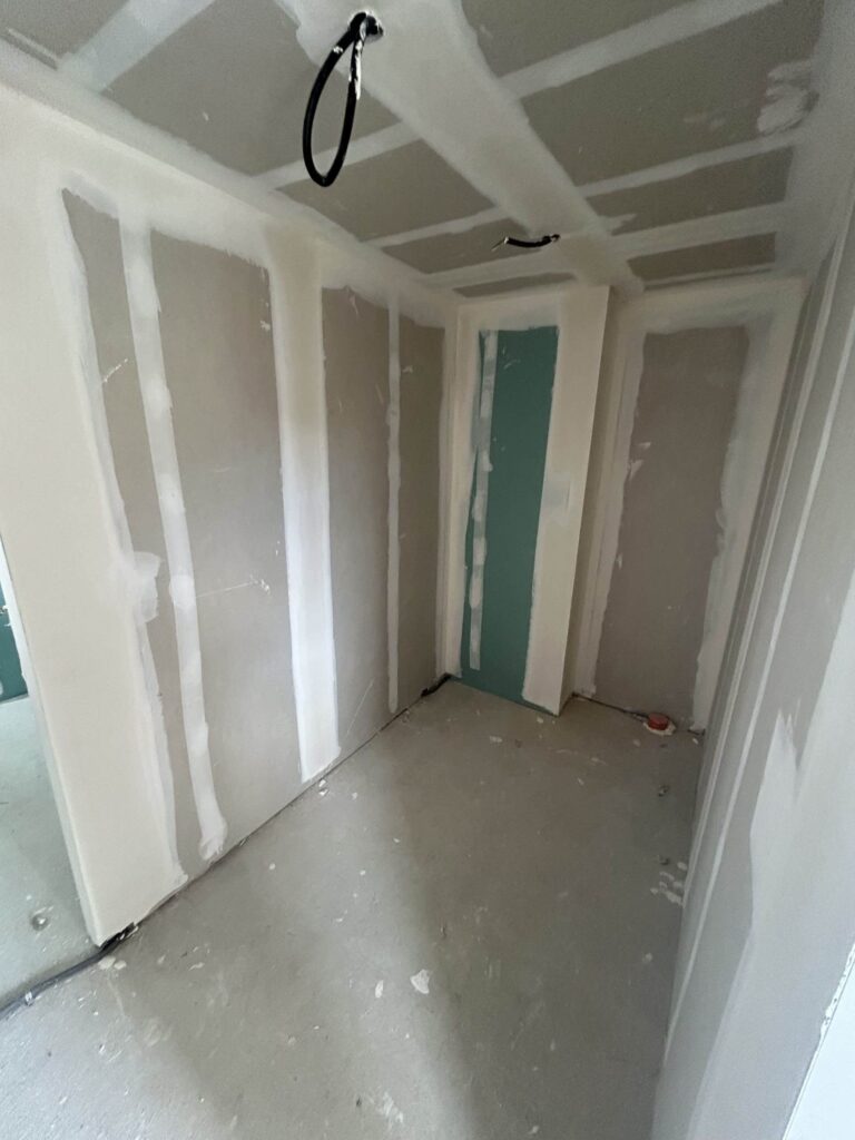 Chambre de maison neuve après isolation intérieure