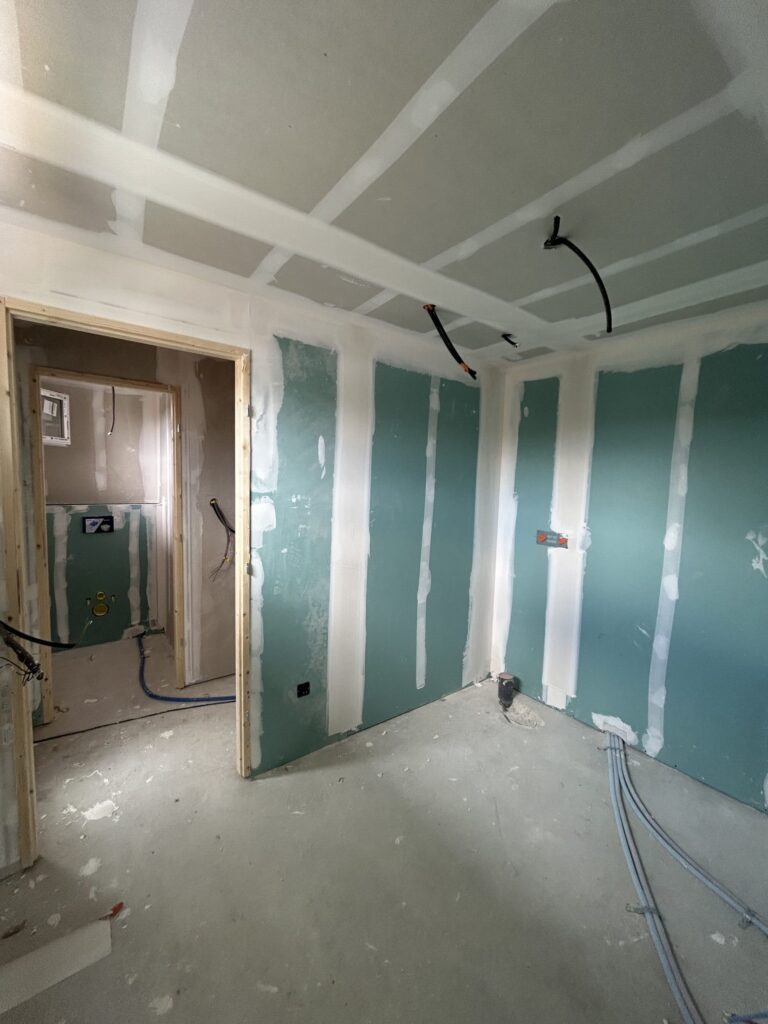 Pièce humide avec plaques hydrofuges après isolation