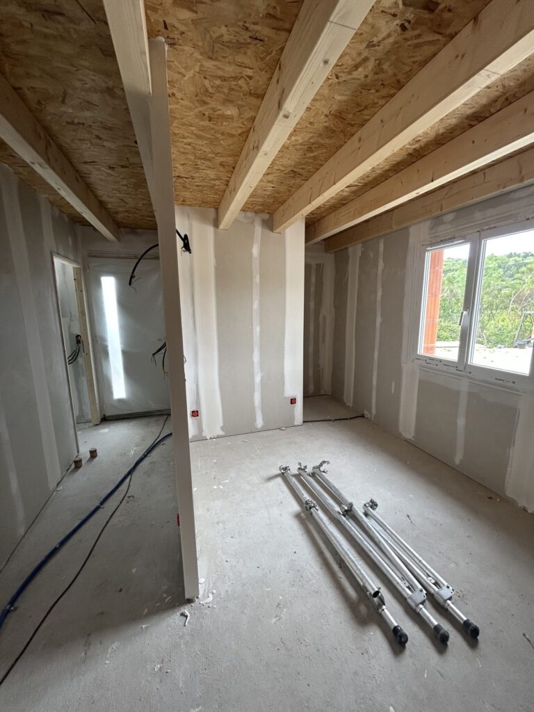 Grande pièce de maison neuve après isolation intérieure à Souspierre