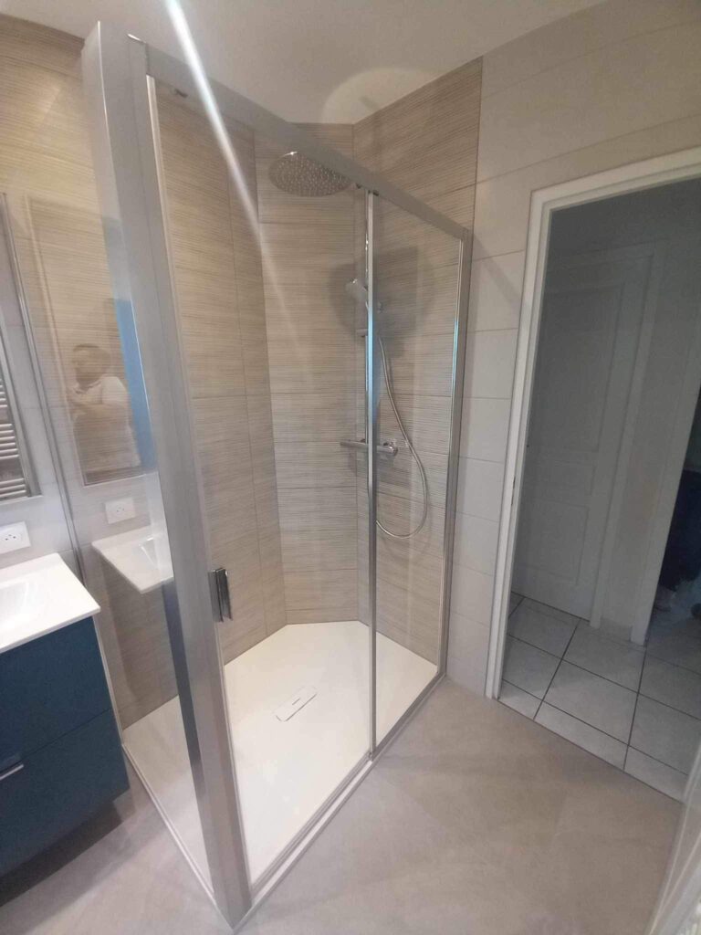 Douche rénovée avec paroi vitrée dans une salle de bain à Livron