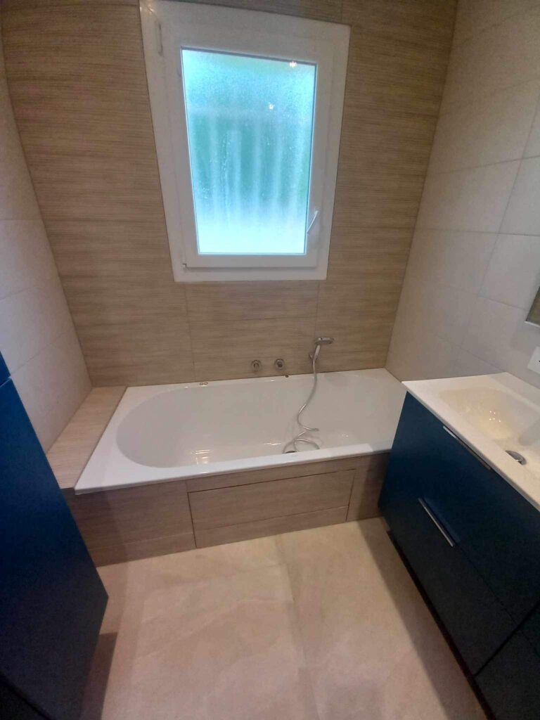 Meuble vasque moderne et sanitaires dans une salle de bain rénovée à Livron