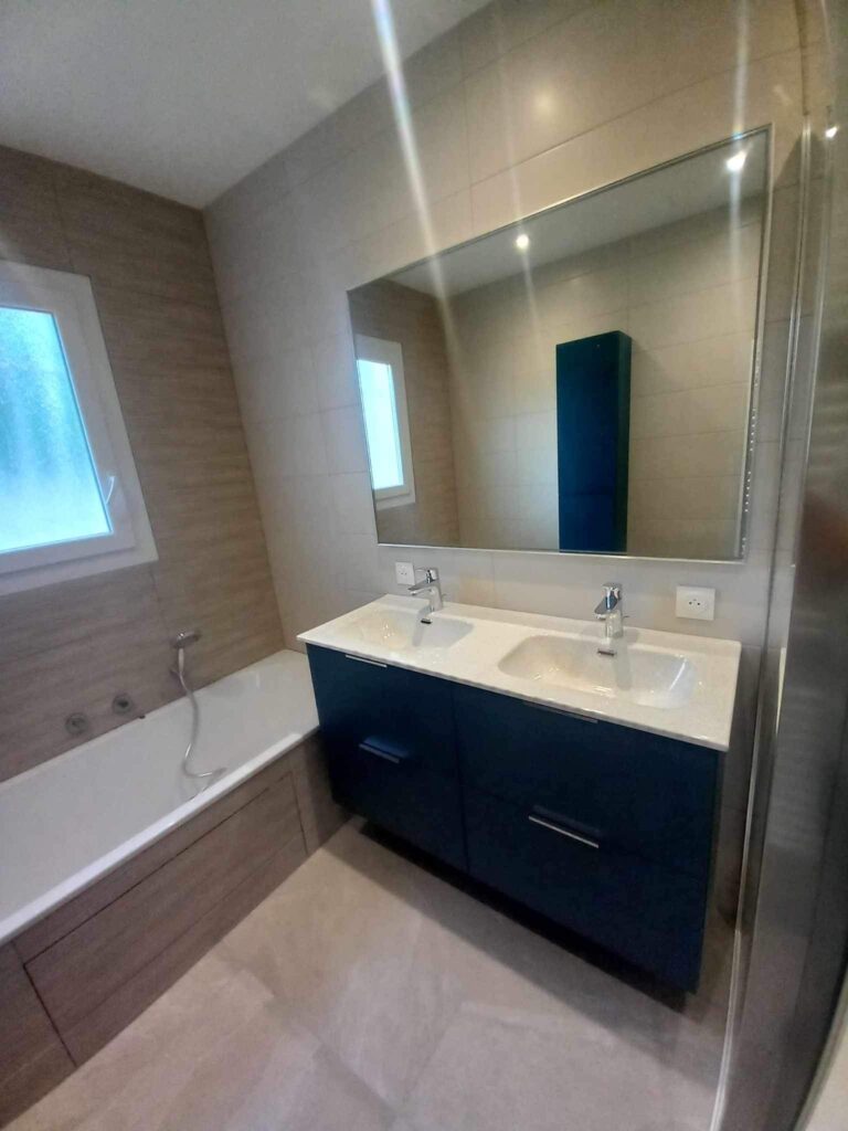 Vue d’ensemble de la salle de bain rénovée à Livron