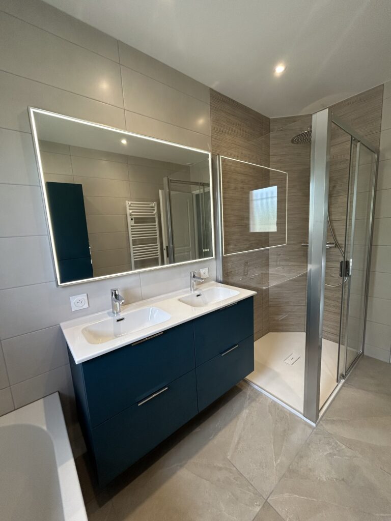 Meuble vasque bleu avec miroir dans une salle de bain rénovée à Livron