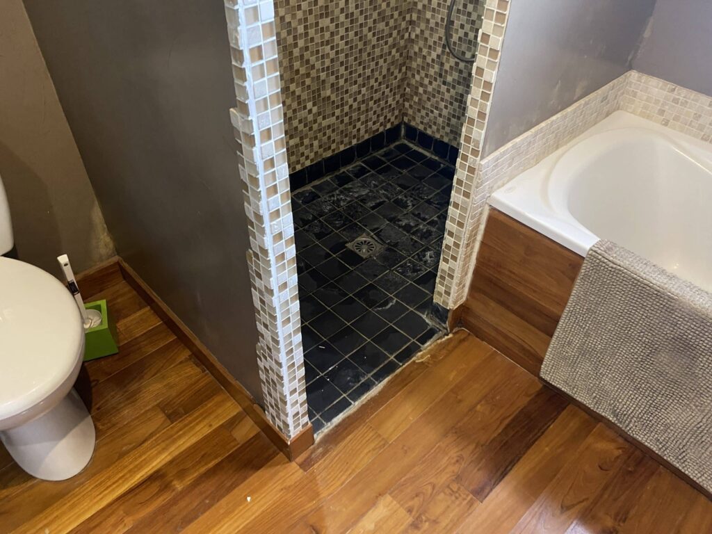 Détail de la faïence d'une douche moderne dans une salle de bain rénovée à Montélimar