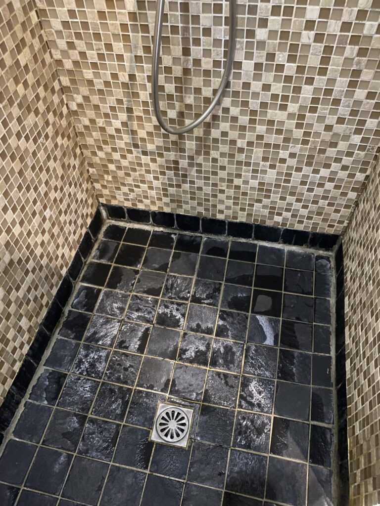 Receveur de douche avec carrelage mosaïque dans une salle de bain rénovée à Montélimar