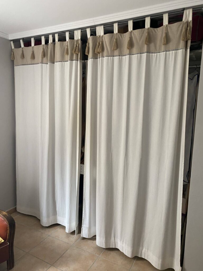 Espace douche avec rideau dans une salle de bain rénovée à Montélimar