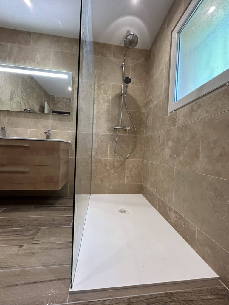 Douche à l'italienne avec receveur extra-plat et carrelage effet pierre