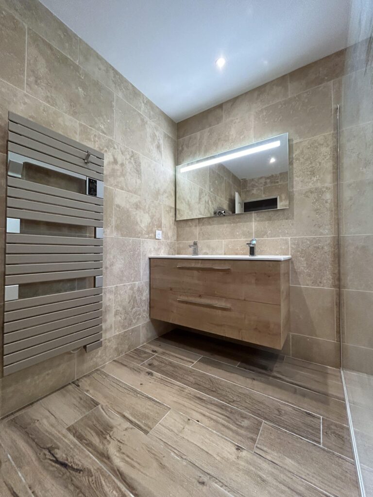 Meuble double vasque suspendu en bois avec miroir LED dans une salle de bain moderne