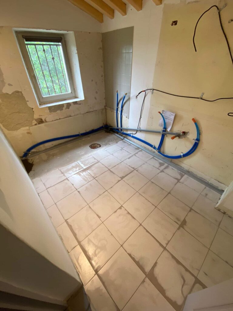 Préparation de la salle de bain avant la pose des revêtements et des équipements à Espeluche