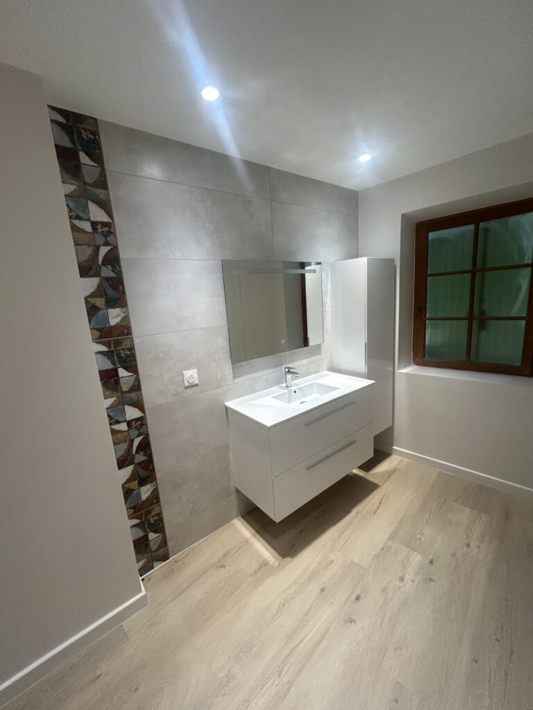 Vue d'ensemble d'une salle de bain moderne réalisée par Drôme Rénovation