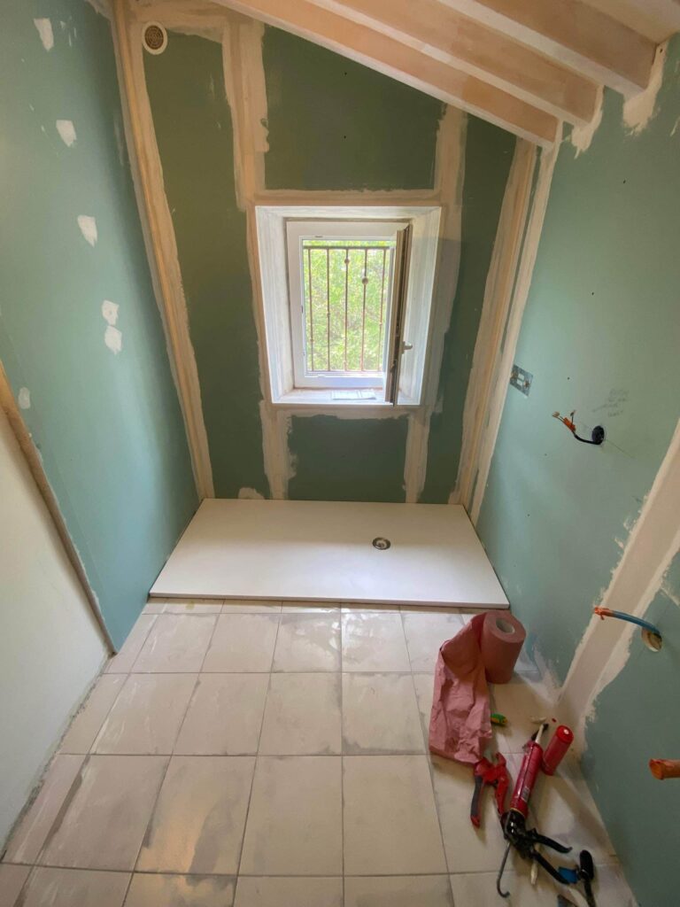 Création du doublage hydrofuge de la future douche dans une salle de bain en rénovation à Espeluche