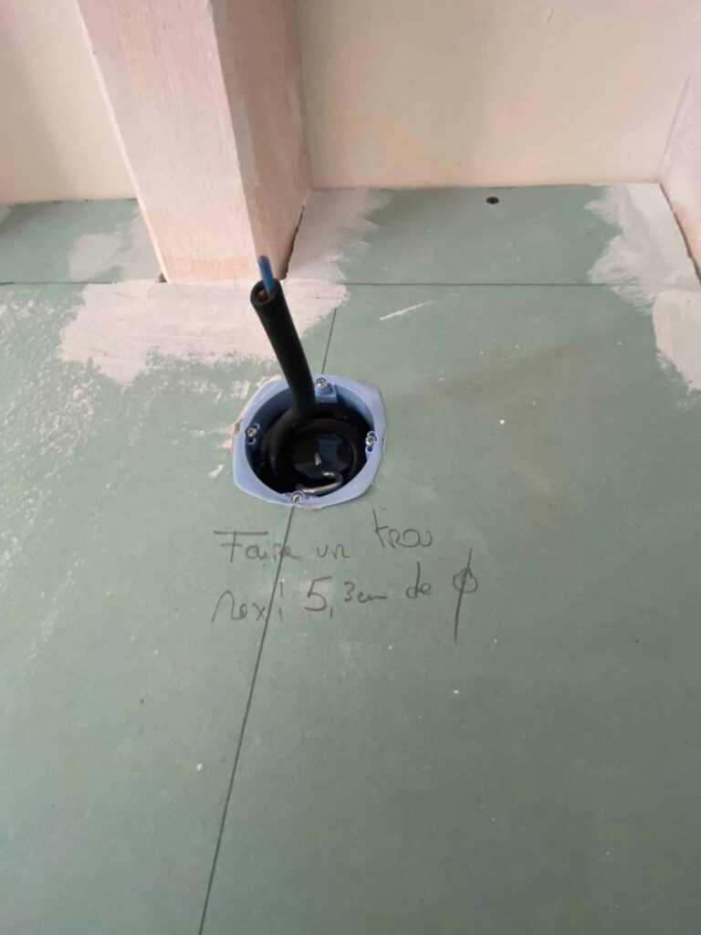 Préparation du plafond avec sortie électrique pour le futur éclairage de la salle de bain à Espeluche