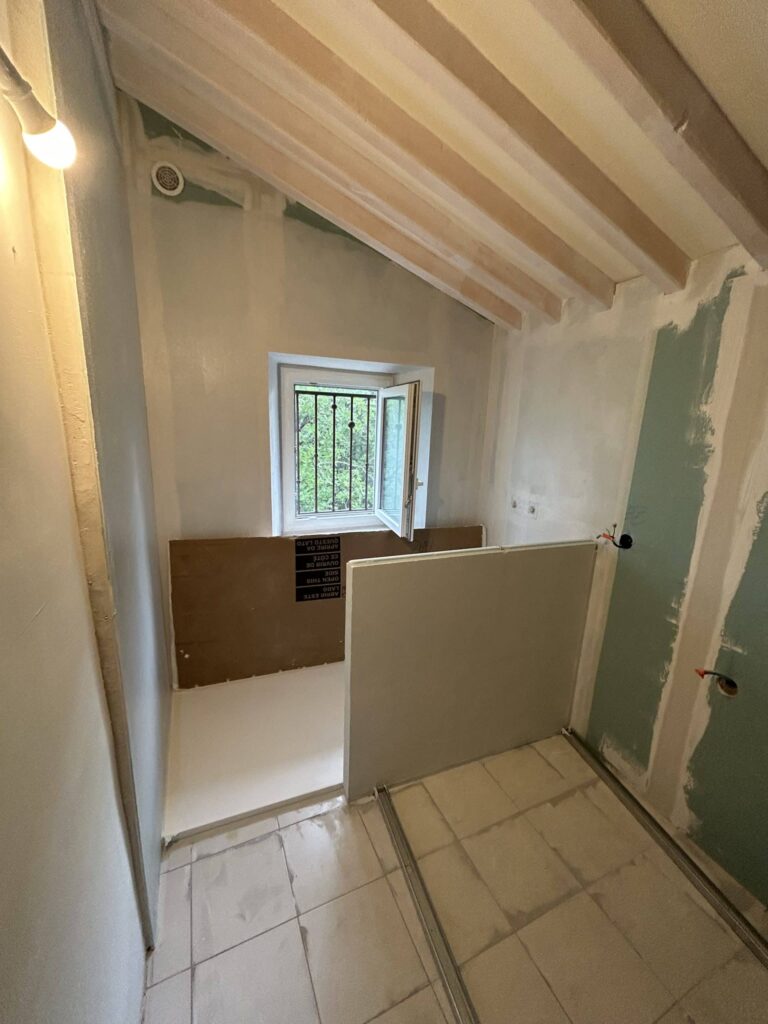 Salle de bain en cours de préparation avant les travaux de rénovation à Espeluche