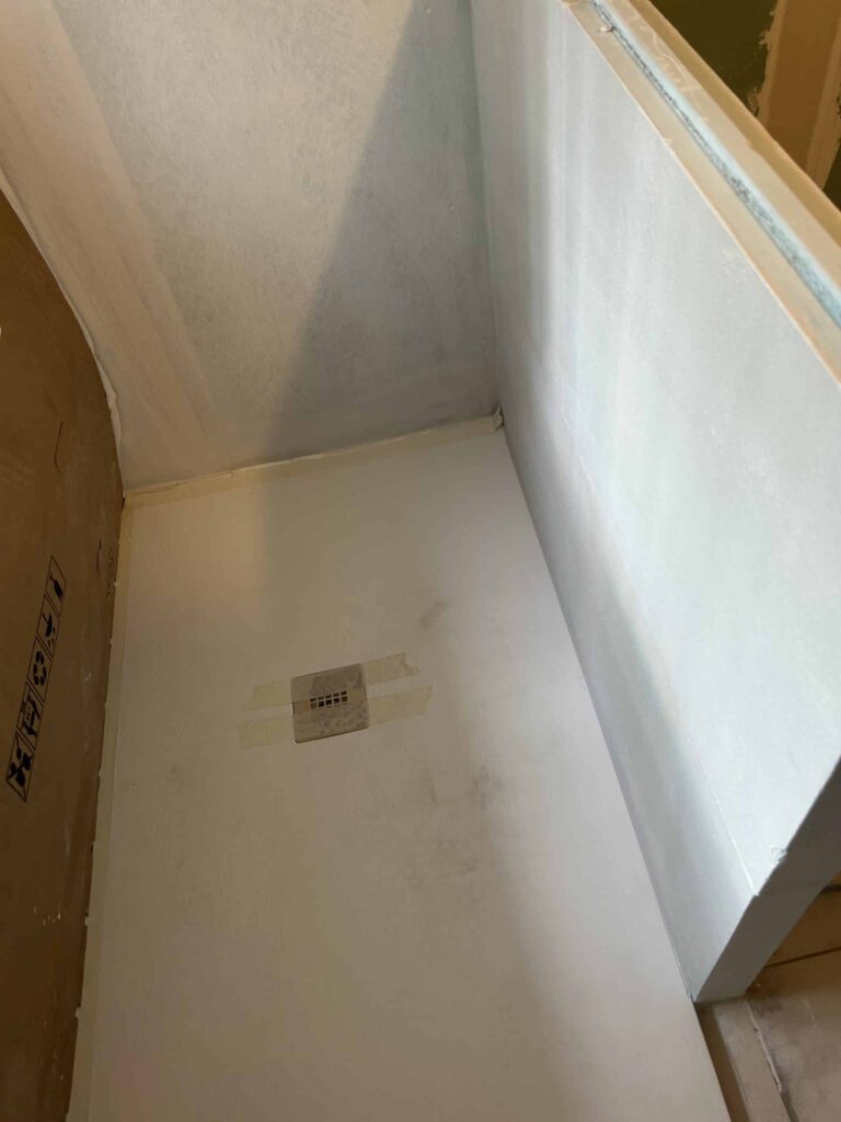 Receveur de douche extra-plat installé dans une salle de bain à Espeluche