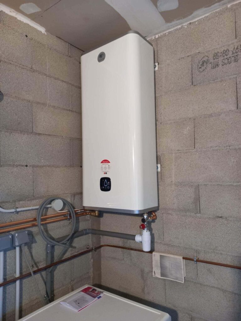 Remplacement d'un chauffe-eau classique par un chauffe-eau extra plat réalisé par Drôme Rénovation