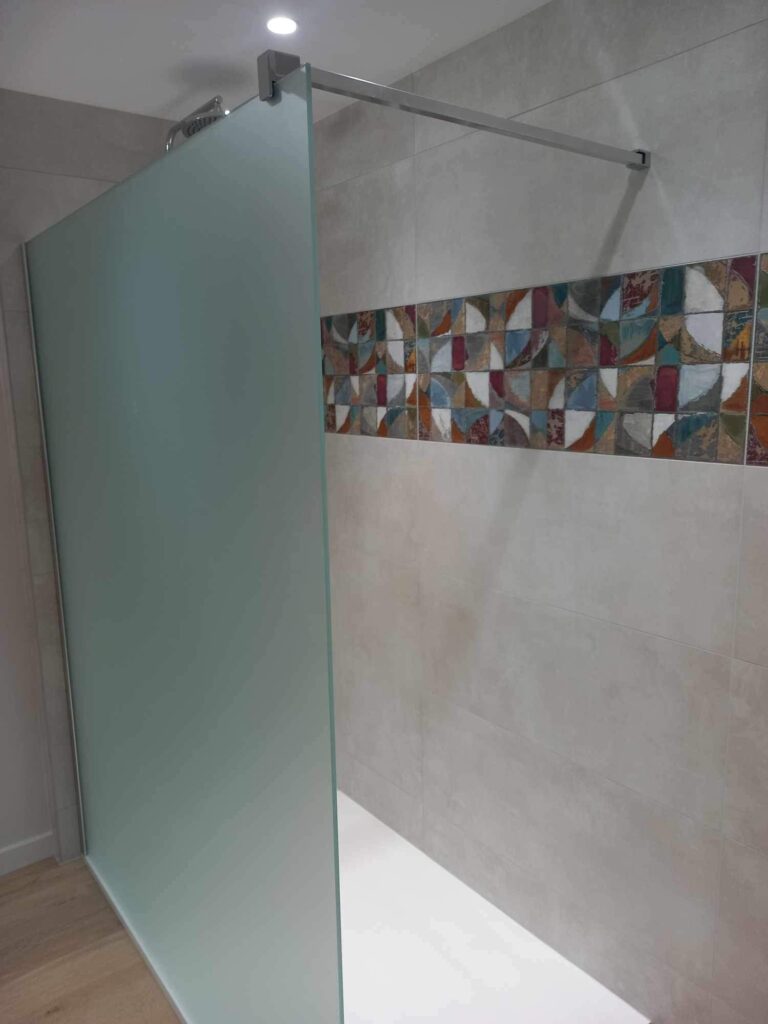 Douche à l'italienne avec carrelage grand format et éclairage LED