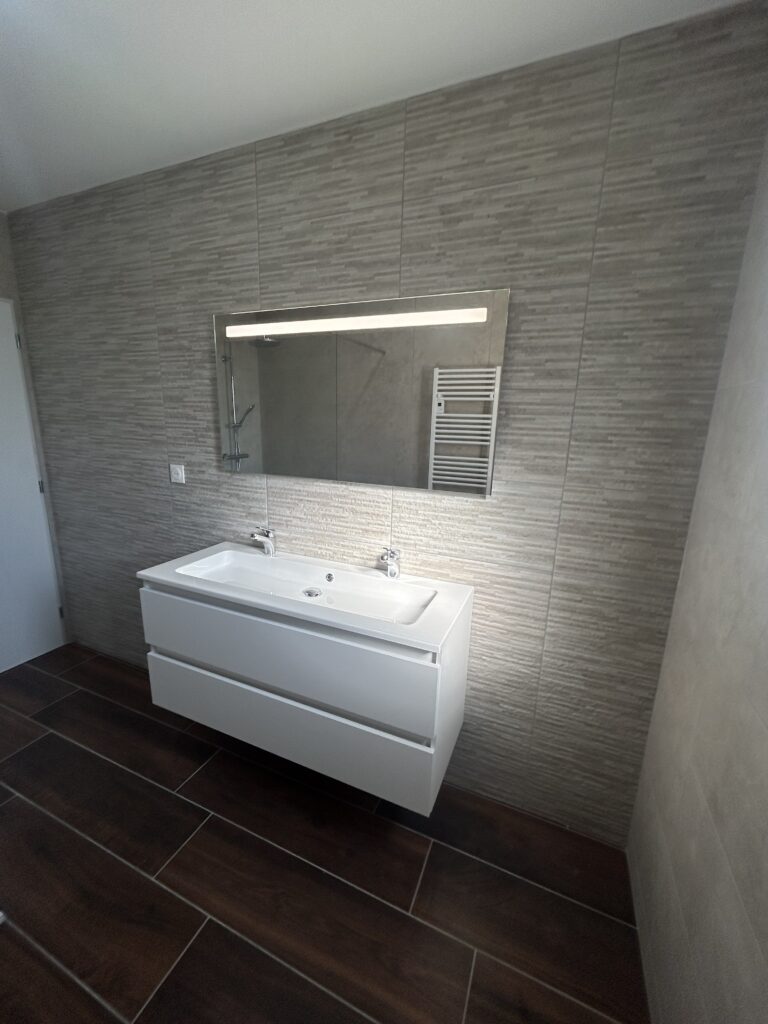 Douche à l'italienne moderne avec sèche-serviettes électrique blanc.
