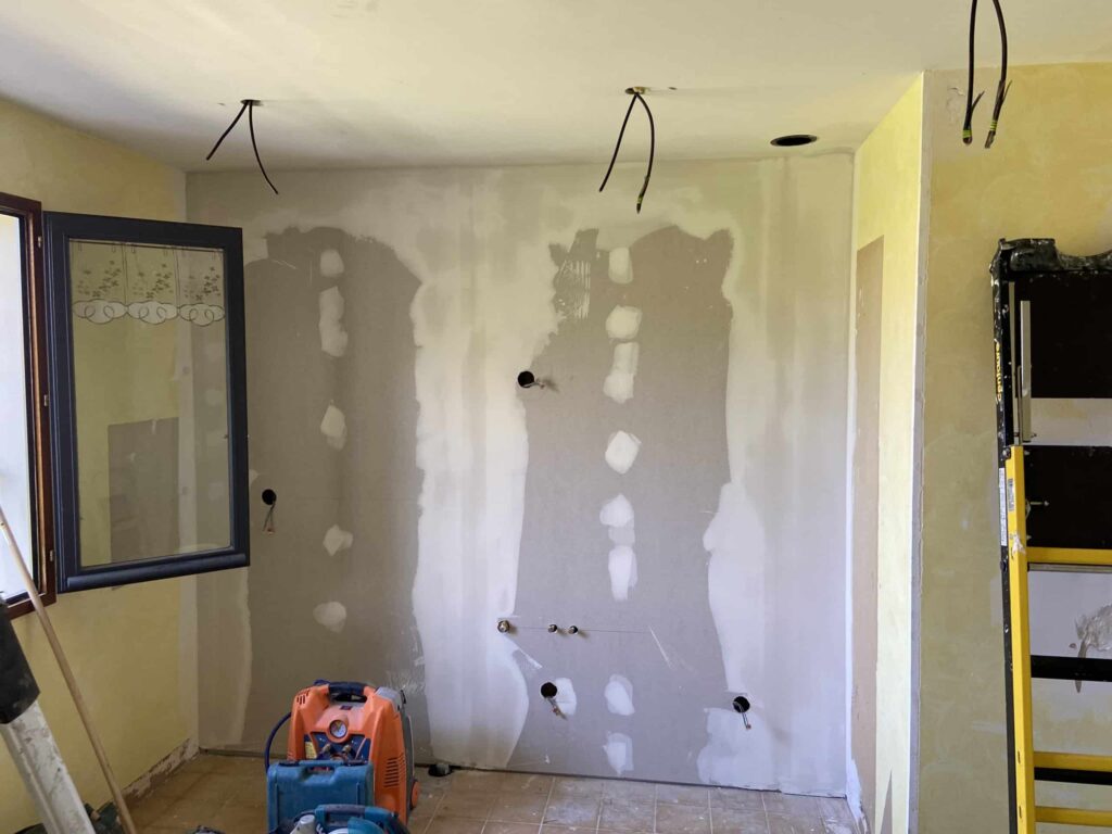 Ouverture de cloison avant l'installation d'une verrière intérieure