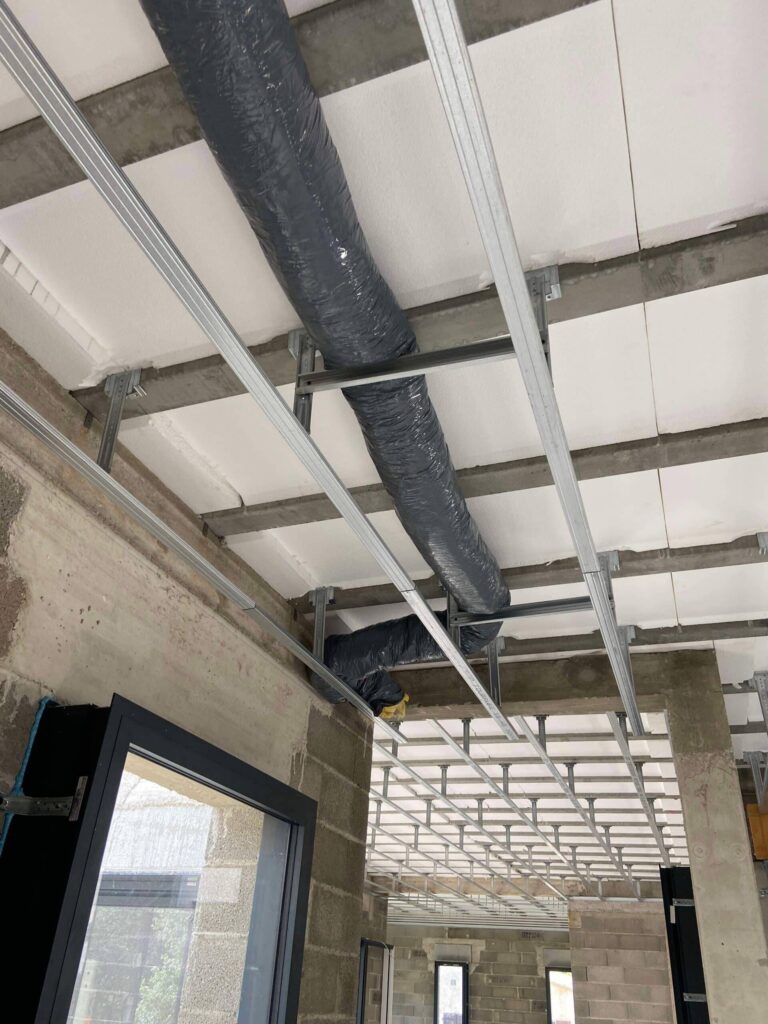 Distribution des conduits d'une VMC simple flux hygroréglable dans une habitation