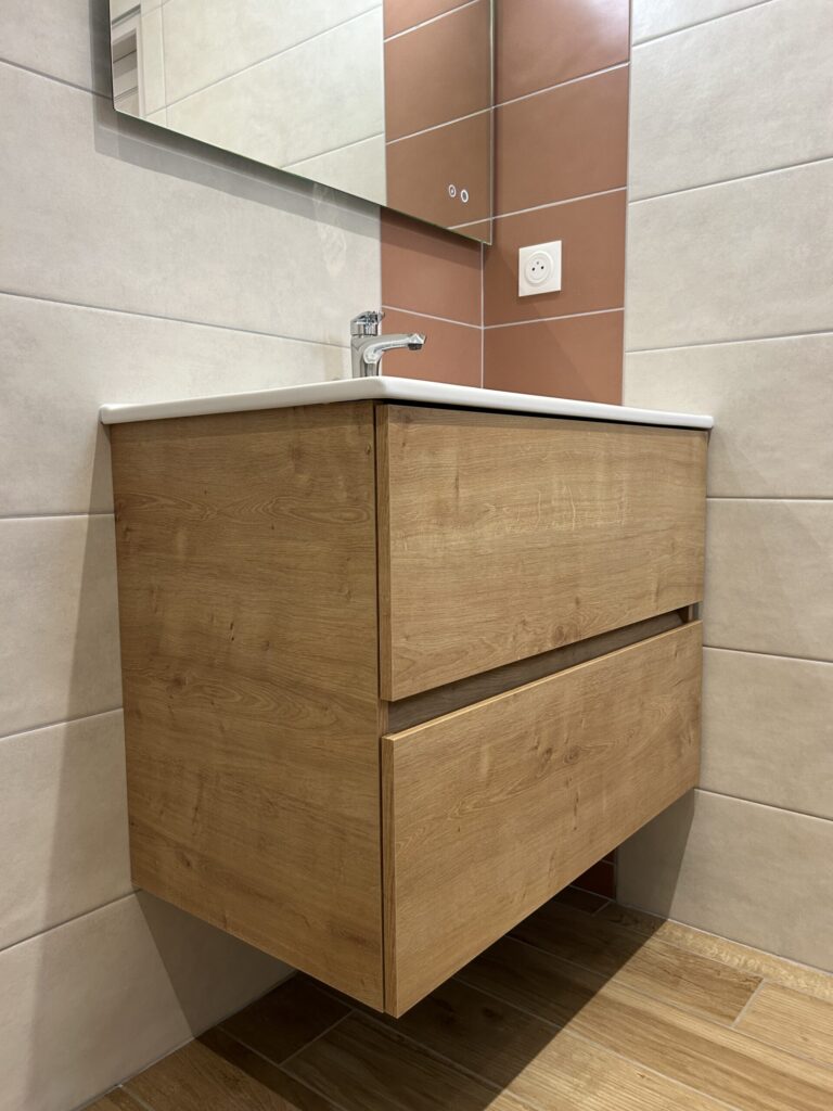 Meuble suspendu en bois dans une salle de bain contemporaine.