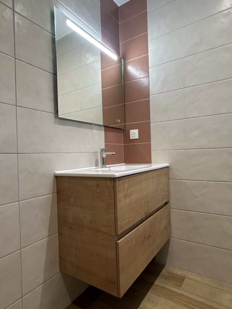 Meuble double vasque suspendu finition bois avec grand miroir LED.
