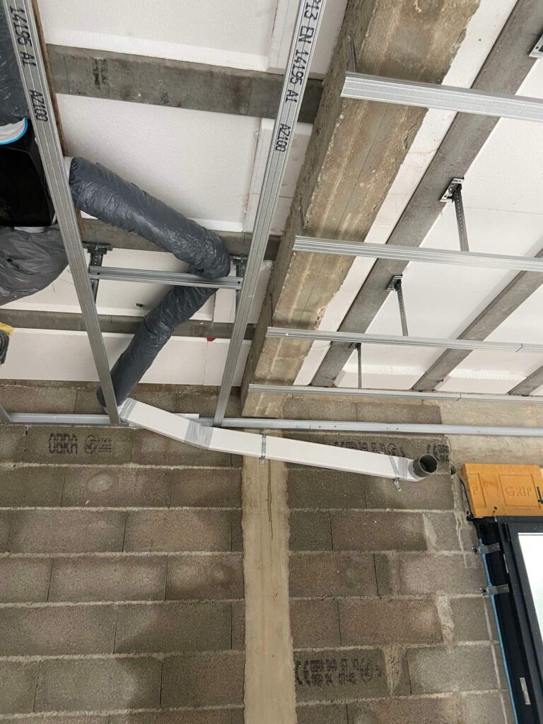 Installation d'une VMC simple flux hygroréglable dans une maison en rénovation