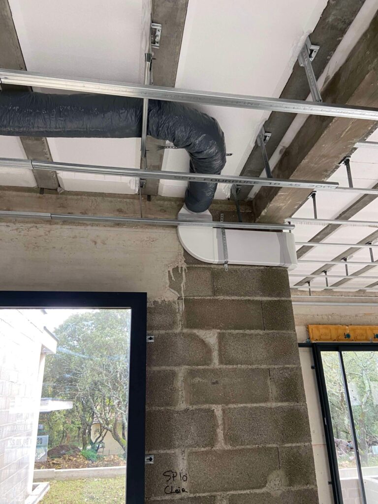 Passage des gaines d'une VMC simple flux hygroréglable dans une maison neuve