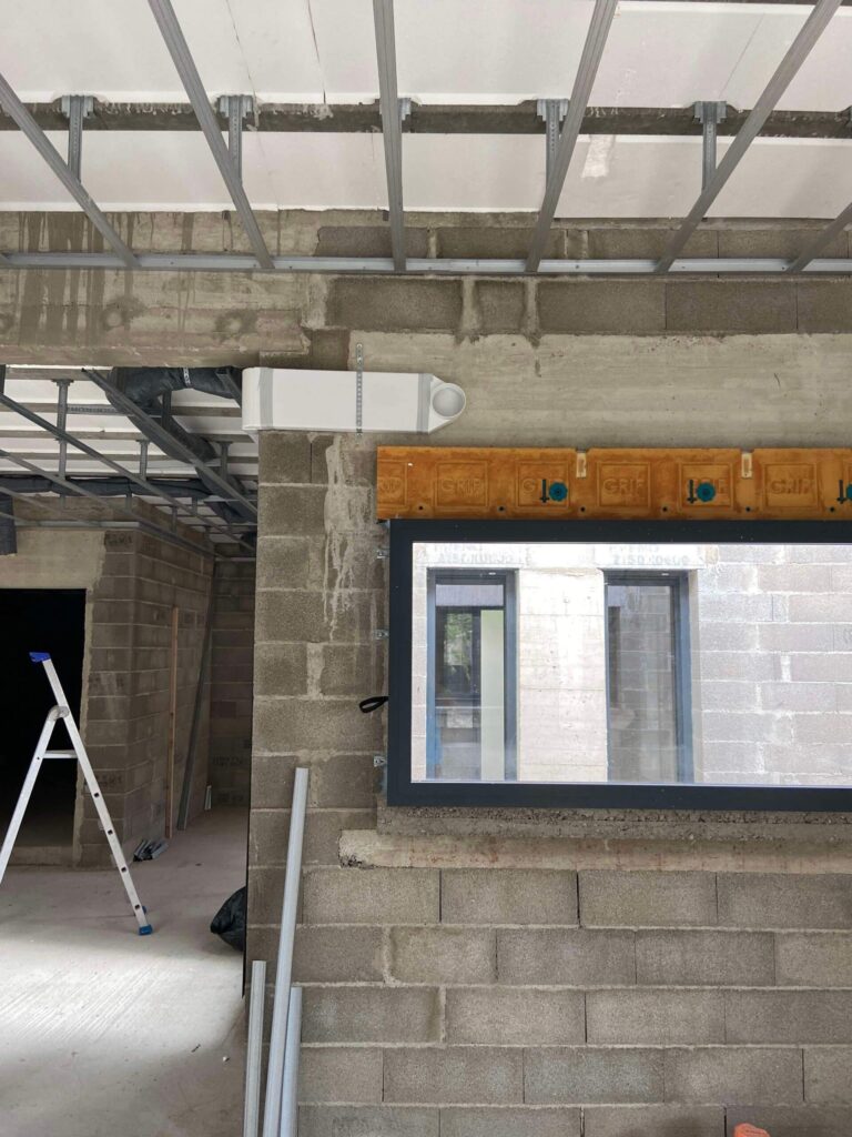 Réseau de gaines de VMC simple flux installé dans les combles
