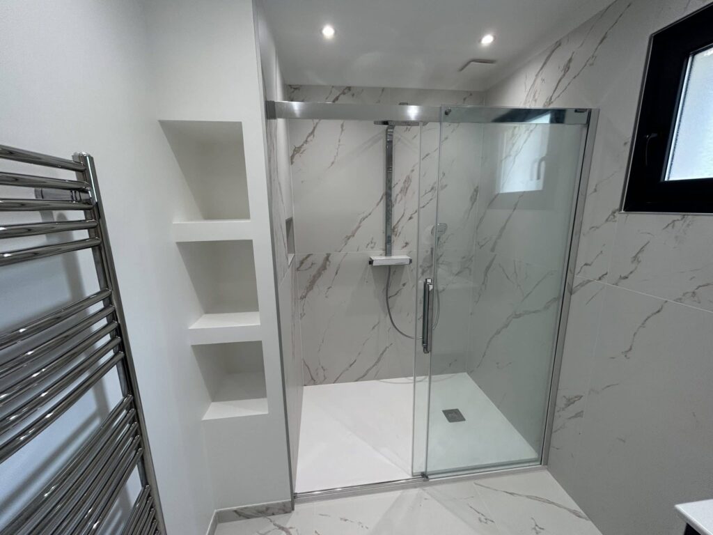 Espace douche avec carrelage effet marbre dans une salle de bain rénovée