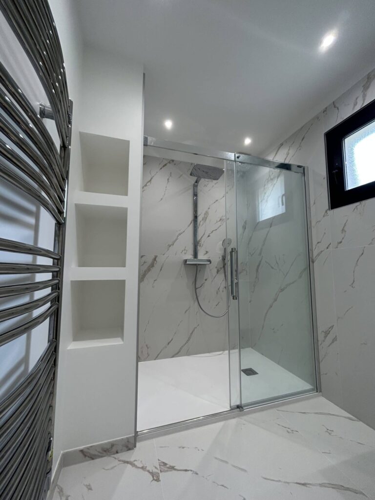 Double vasque suspendue dans une salle de bain moderne