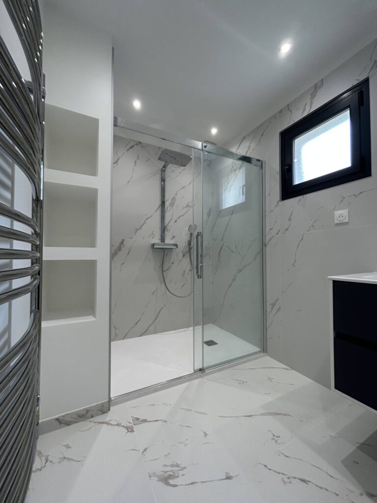 Salle de bain contemporaine avec mobilier suspendu et douche à l'italienne