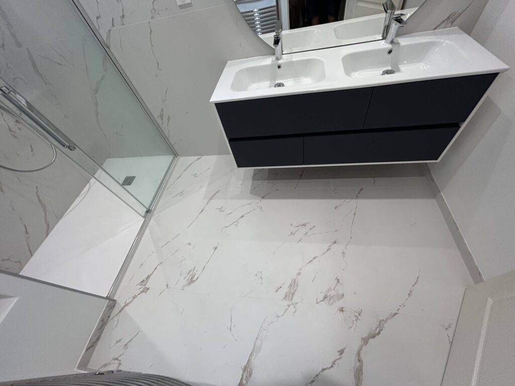 Douche à l'italienne avec carrelage effet marbre