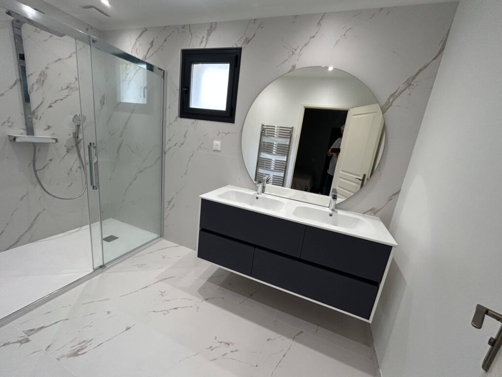 Meuble vasque suspendu dans une salle de bain effet marbre