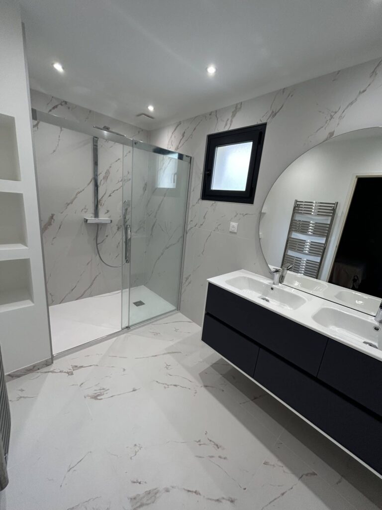 Douche à l'italienne avec meuble vasque suspendu dans une salle de bain moderne
