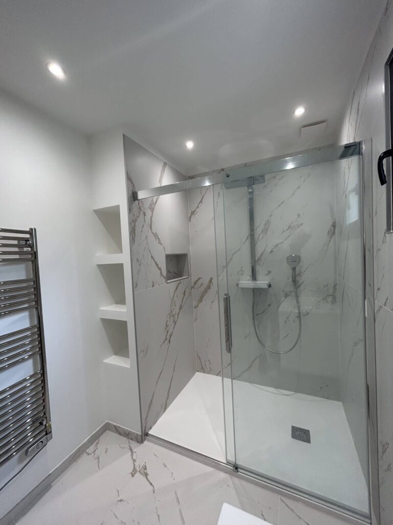 Salle de bain moderne avec douche à l'italienne et revêtement effet marbre