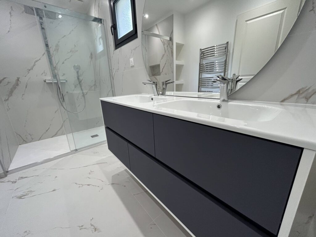 Salle de bain moderne effet marbre avec meuble double vasque suspendu à Puy-Saint-Martin